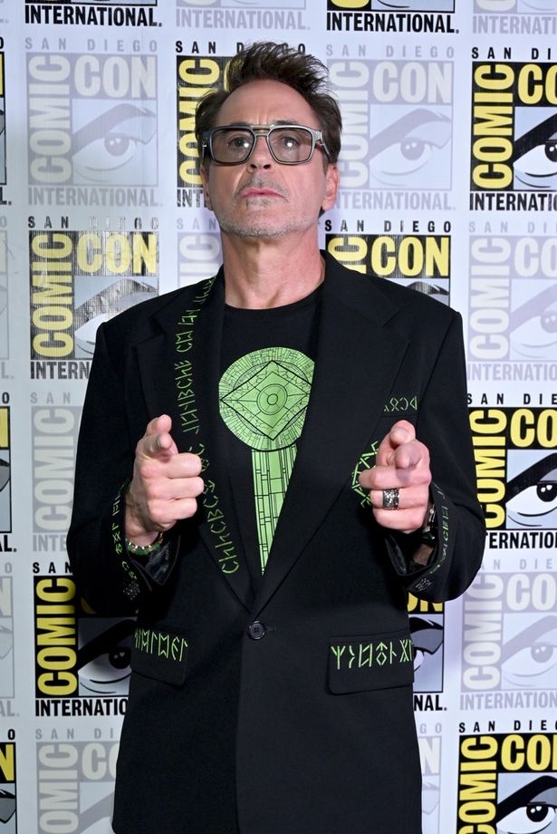 最強のヒーローチーム%22アベンジャーズ%22をも絶望へと追い込むドクター・ドゥームを演じるロバート・ダウニー・Jr.