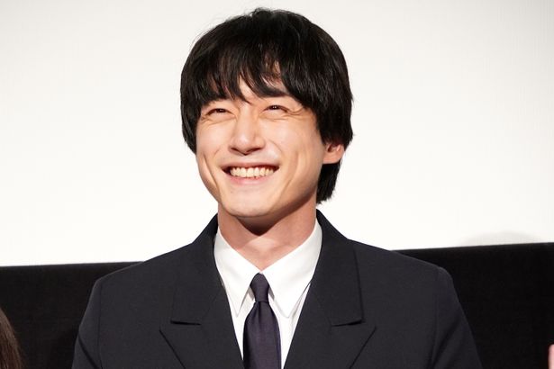 坂口健太郎、完成披露を迎えて笑顔！
