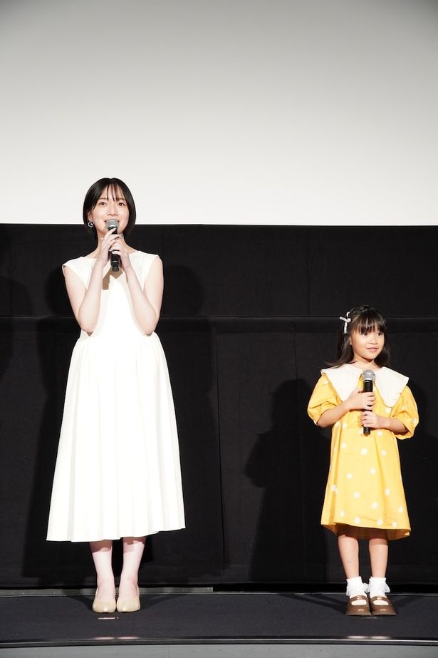 【写真を見る】早瀬憩は純白ドレス、倉田瑛茉はイエローの水玉ドレスで登場！