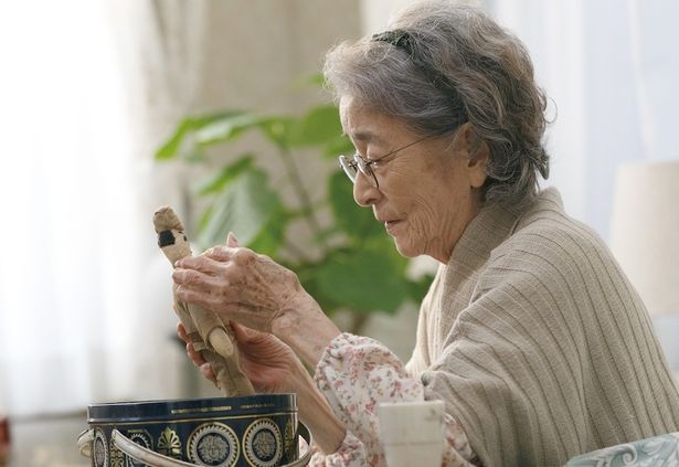 過去と現代を繋ぐ鍵を握る人物、千代(倍賞千恵子)