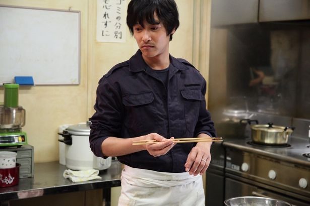 南極観測隊の料理人として赴任した料理人の西村を演じるのは堺雅人