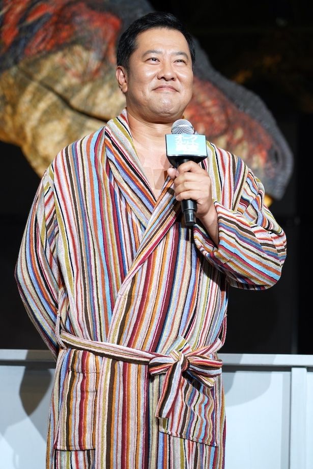 登場時はバスローブを着ていた安村