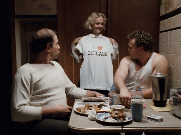 ヘンリーは、相棒のオーティスと、その妹ベッキーとの奇妙な同居生活をはじめる