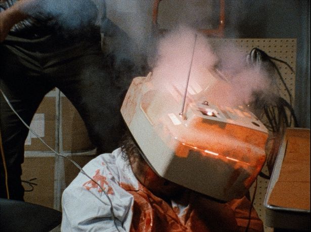 作品の放つ空気と徹底したドキュメンタリータッチの描写で、映画史に残る衝撃作として知られる