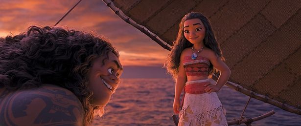【写真を見る】モアナはマウイに再び立ち上がる理由を与える(『モアナと伝説の海』)