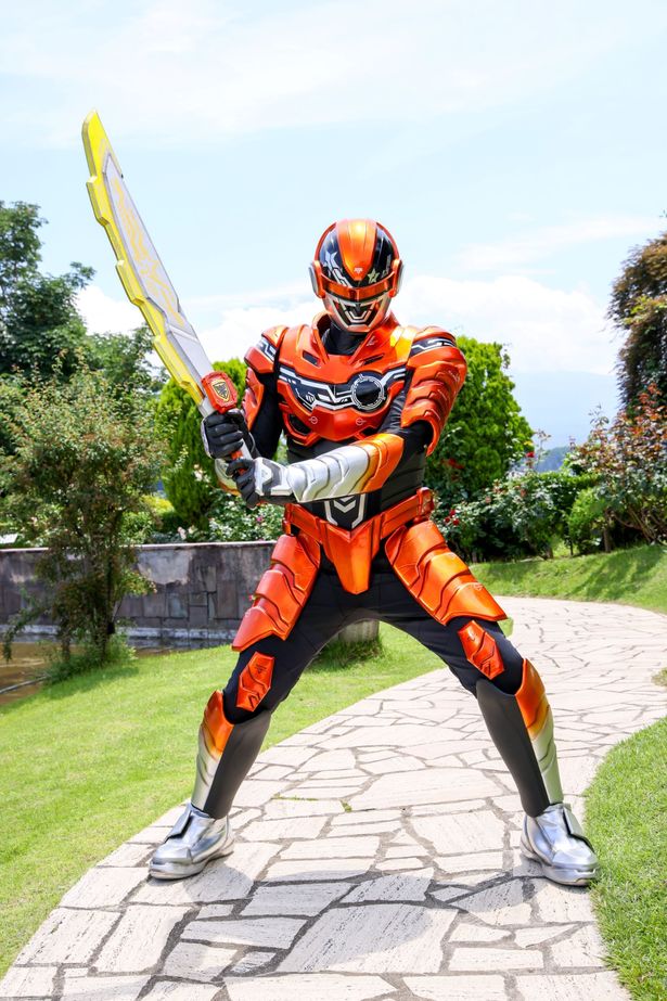 【写真を見る】オレンジメタリックのコンバットスーツ姿のギャバン・エタニティが初解禁！