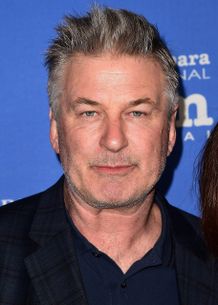 アレック・ボールドウィンが“うさ耳カチューシャ”で散歩？