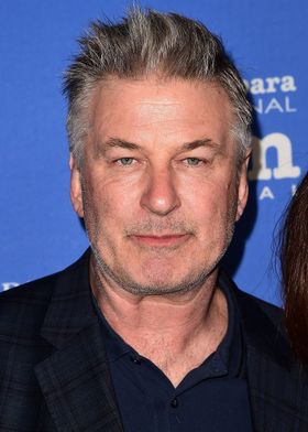 アレック・ボールドウィンが“うさ耳カチューシャ”で散歩？