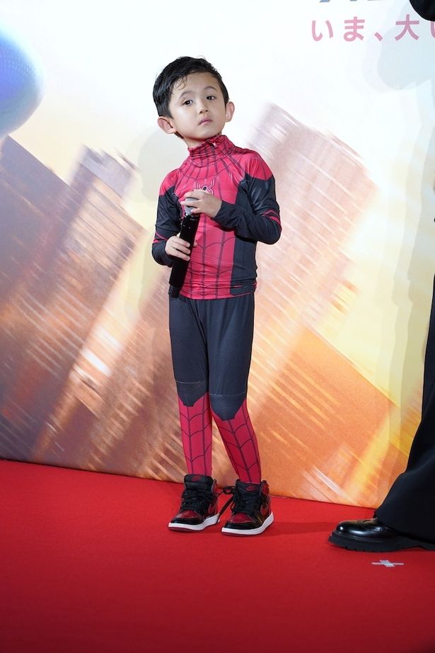 スパイダーマンの衣装に身を包んで登場