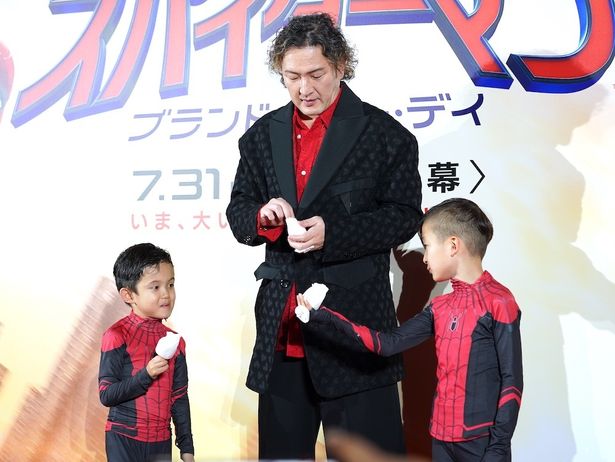 持参した糸を使って……