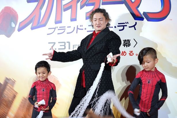 シャッターチャンスのポーズを披露する中村親子