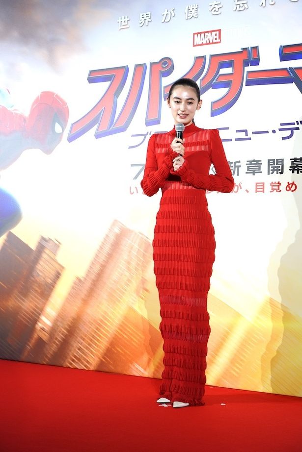 真っ赤なドレスで登場した八木莉可子