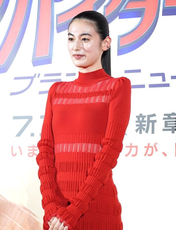 取材陣に笑顔を見せる八木