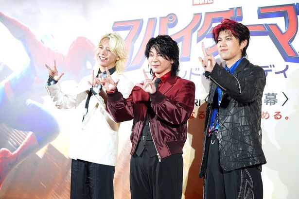 ポーズを決める3人