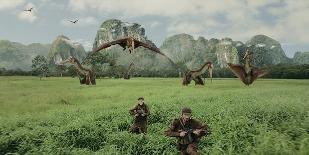 【写真を見る】上空から兵士たちに襲いかかるケツァルコアトルス
