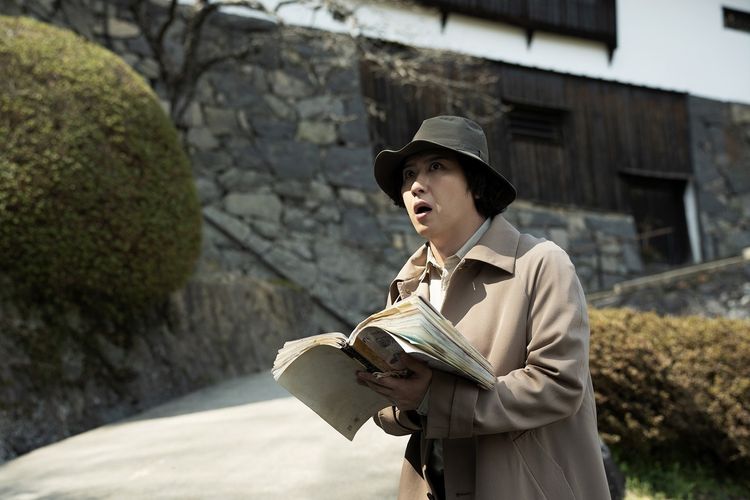 完全新作『八つ墓村』不可解な連続殺人事件に巻き込まれる人々をとらえた不穏な場面写真