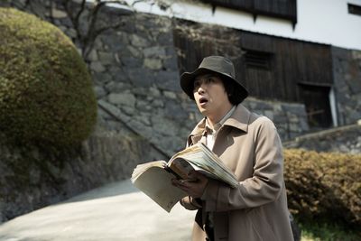 完全新作『八つ墓村』不可解な連続殺人事件に巻き込まれる人々をとらえた不穏な場面写真