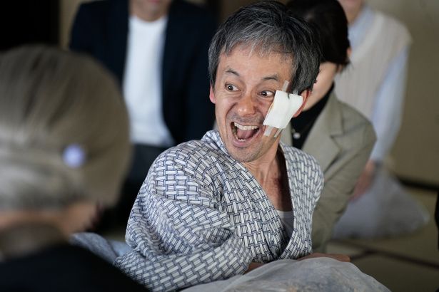 田治見要蔵と要蔵の長男である久弥の二役を演じる滝藤賢一