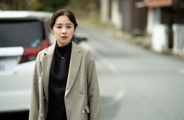 堀田真由が美しき未亡人の森美也子を演じる