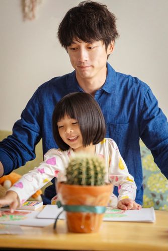 坂口健太郎主演『私はあなたを知らない、』青年が手に入れた愛おしい“家族の時間”を捉えた場面写真解禁