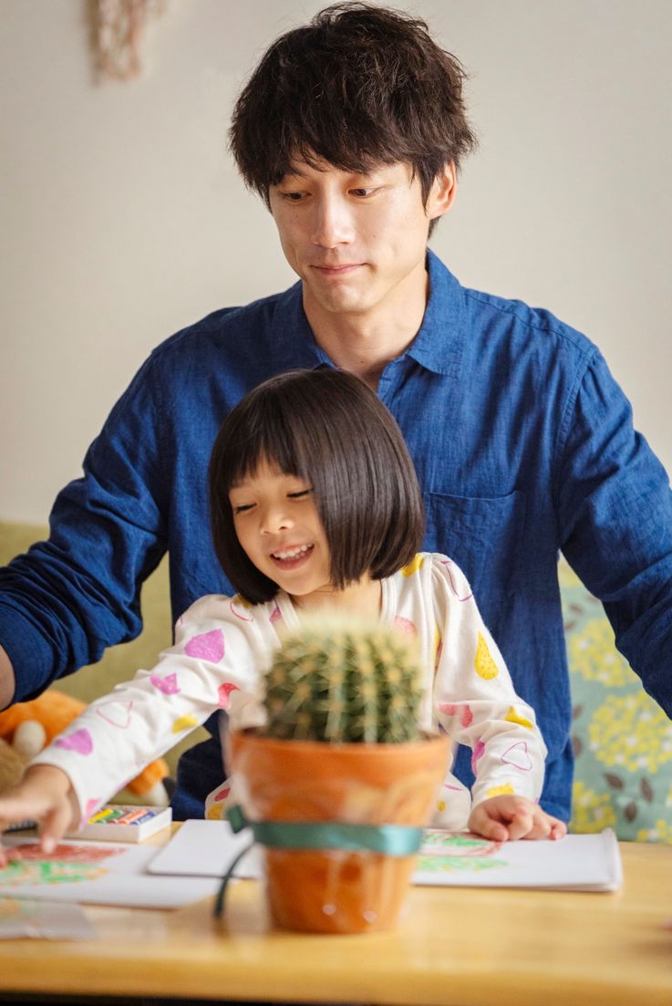 優しい表情を浮かべる⼣平(坂⼝健太郎)
