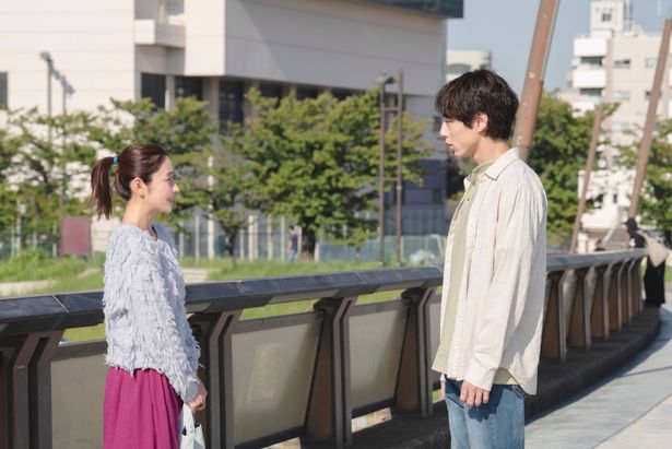 【写真を見る】見つめ合う⼣平(坂⼝健太郎)と紗⽉(堀⽥真由)