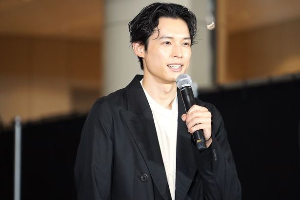 【写真を見る】映画『白鳥とコウモリ』(9月4日公開) の原作者、東野圭吾が生み出した作品への思いを語った松村北斗