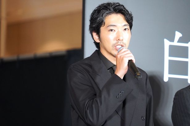 警察官の五代努を演じる柄本佑