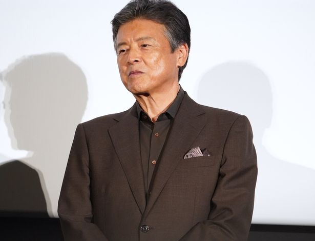 三浦が演じる達郎が行きつけの小料理屋「あすなろ」を営むのが井川演じる織恵