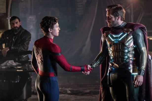 別次元からやってきたというヒーロー、ミステリオ。その正体は…(『スパイダーマン：ファー・フロム・ホーム』)