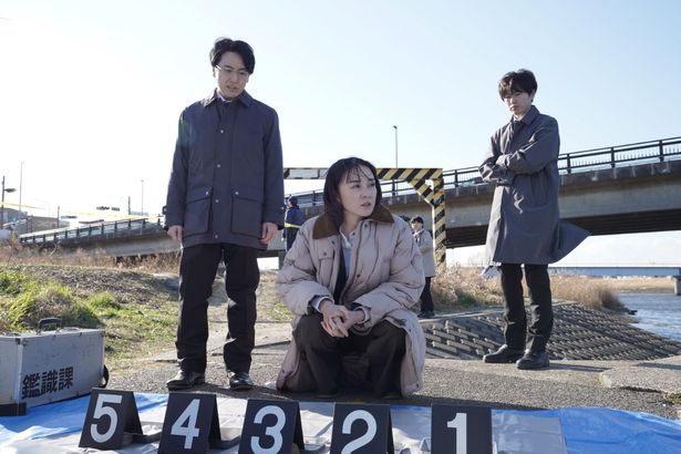 事件を捜査する一堂と睦月