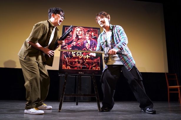【写真を見る】ノリノリで写真撮影！お互いの武器で攻撃し合う、阪元裕吾監督とMCのジャガモンド斉藤