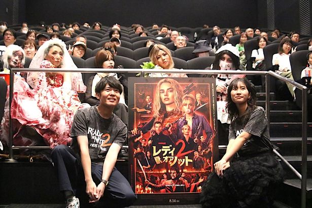 プレミア試写会に集まった観客とのフォトセッションに応じる樋口大喜と田中乃絵