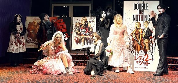 悪魔や血に塗れた花嫁などの衣装を身にまとったコスプレイヤーたち