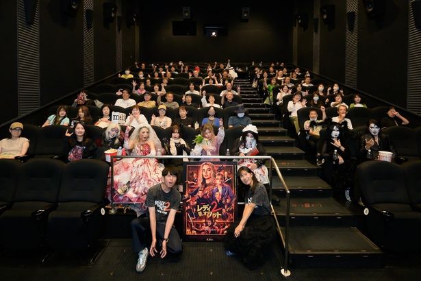 プレミア試写会に集まった観客とのフォトセッションに応じる樋口大喜と田中乃絵