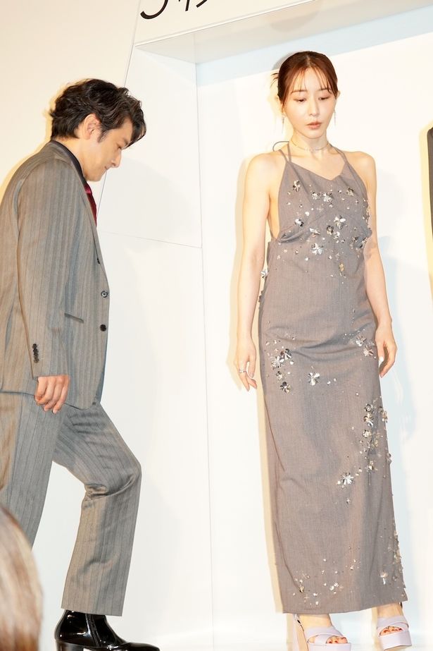 【写真を見る】田中みな実、グレージュカラーのスリップドレスで登場！結婚・第1子妊娠を発表後初の公の場