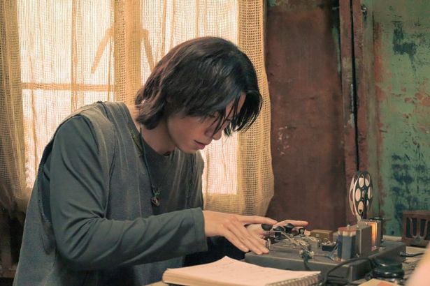 【写真を見る】『僕の一年、君の一日』のせつない恋模様をとらえた場面写真