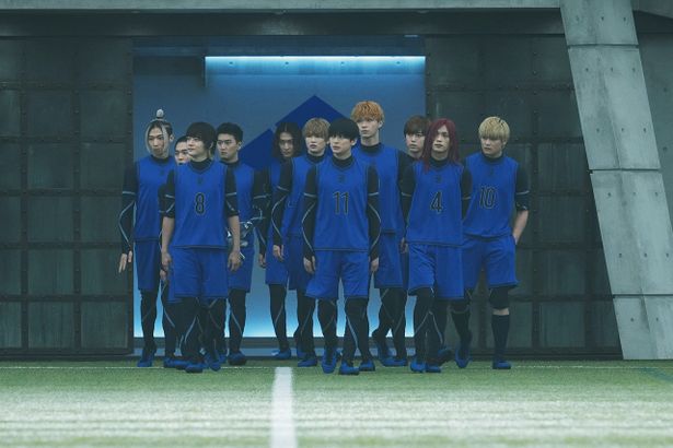 日本をW杯優勝に導くストライカーを育成する施設「ブルーロック」に招集された高校生たちの熾烈な戦いが始まる！