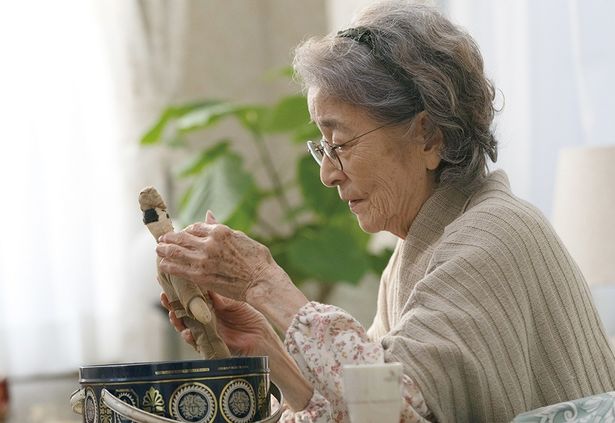 現代の千代を倍賞千恵子が演じる
