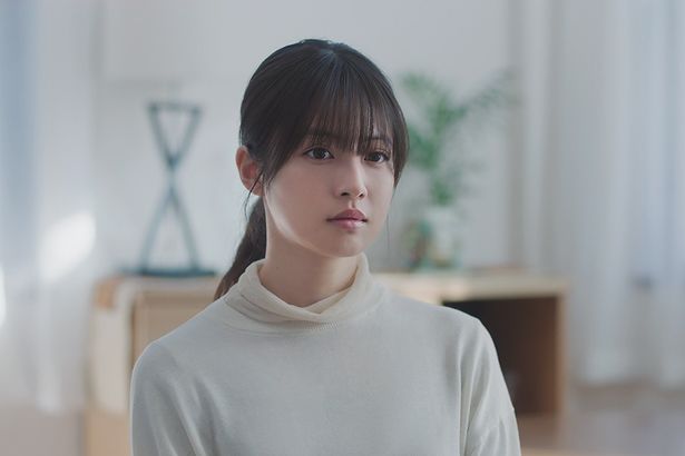 犯人の証言内容から見える父の人物像に疑問を持つ被害者の娘(『白鳥とコウモリ』)