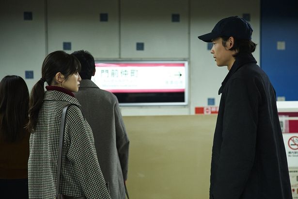 ある殺人事件の容疑者の息子と被害者の娘が事件の謎を追う(『白鳥とコウモリ』)