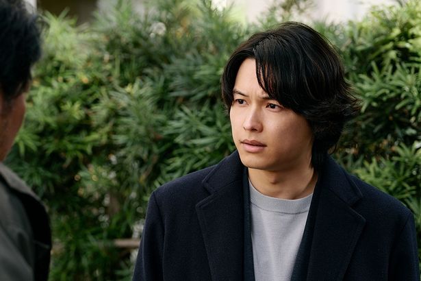 殺人事件の犯人であると自白した父の証言内容に納得がいかない息子(『白鳥とコウモリ』)