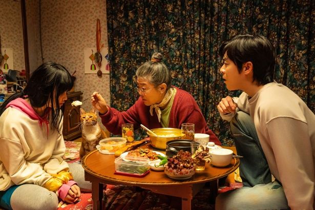 バムスンおばあちゃんがスアに肉ではなく米を食べさせようとする場面