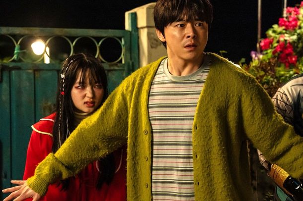 父ジョンファンが、目の前の人間へ関心を奪われるスアを守るように立ちはだかる姿