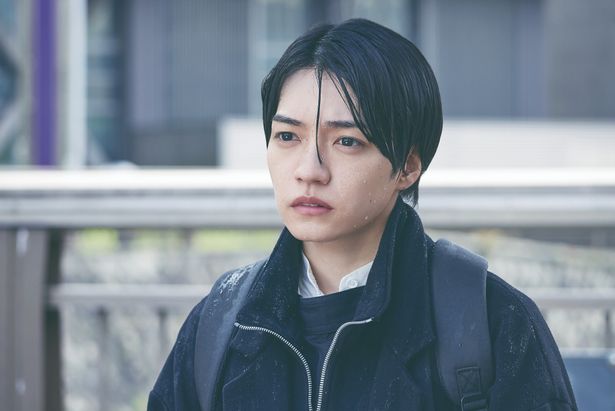 不幸続きの人生に絶望している大学生の佐倉真司(西畑大吾)