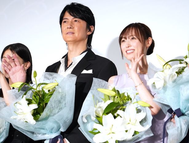 百合の花束を手にフォトセッション