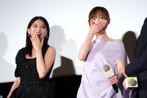福山の登場がアナウンスされた瞬間の福原と出口の様子