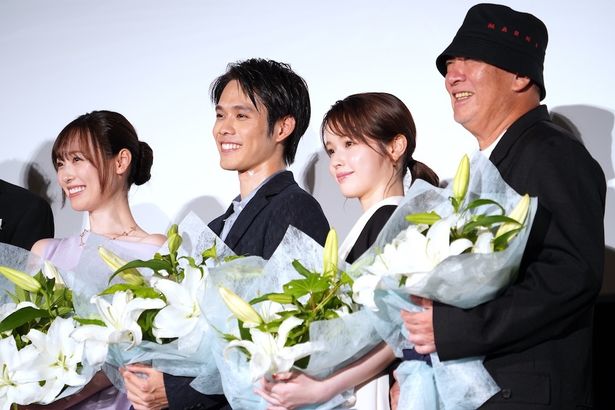 花束と一緒に笑顔で撮影