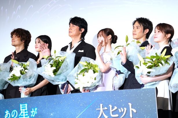 会場からの声援に笑顔を見せる登壇者