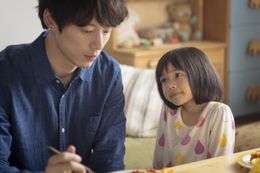 西山夕平(坂口健太郎)になつく朝子(倉田瑛茉)